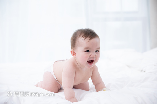 婴儿在床上爬行