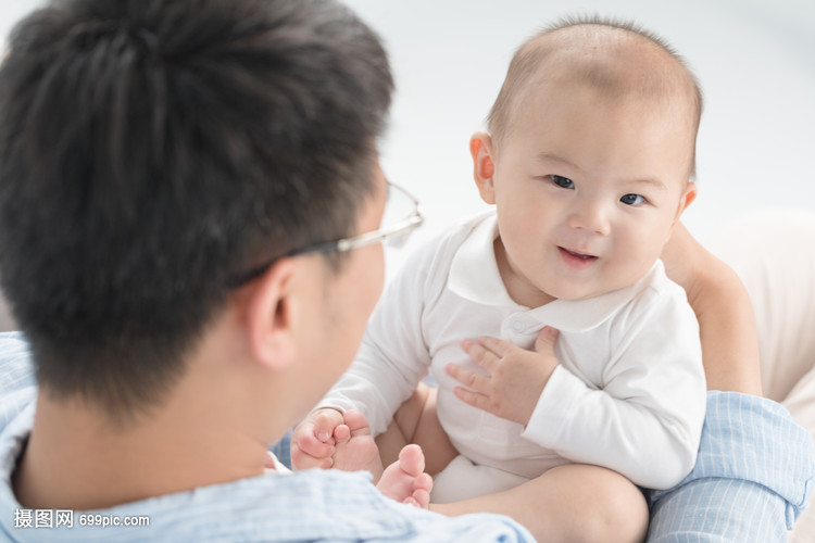 爸爸和婴儿父爱