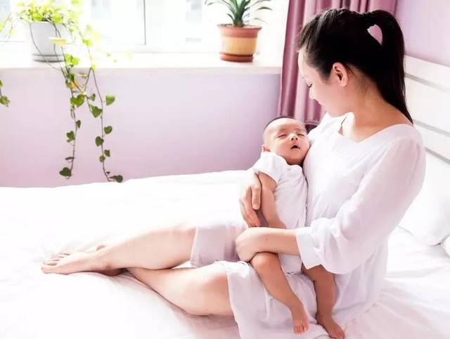 婴幼儿、产妇护理最易忽视的重点知识!_1夜间喂奶应避免的危险_宝宝树