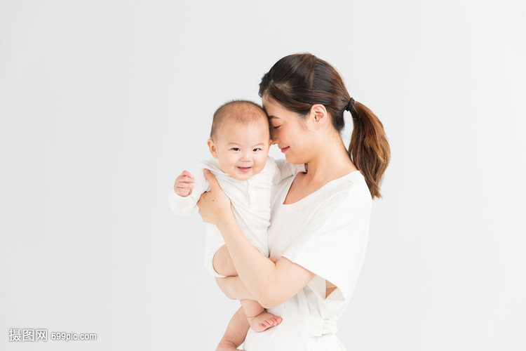 母婴妈妈抱着宝宝